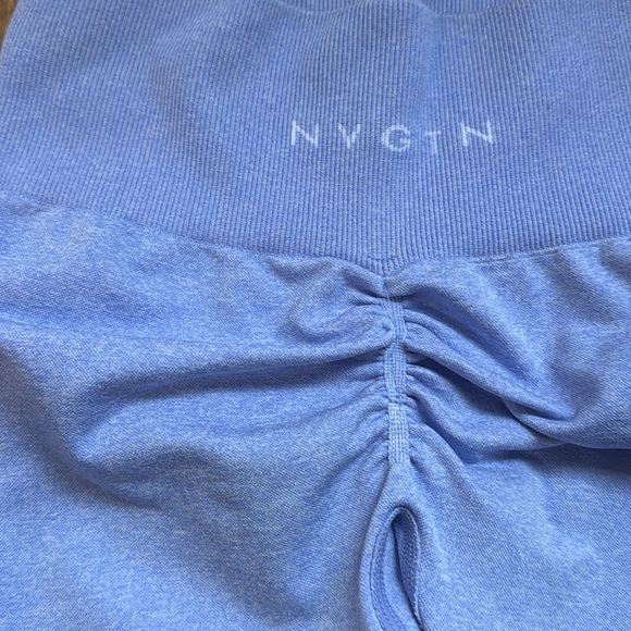 NVGTN scrunch seamless shorts in the color periwinkle - Picture 2 of 3